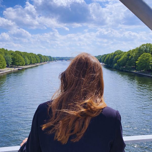 Eine Frau blickt in die Ferne